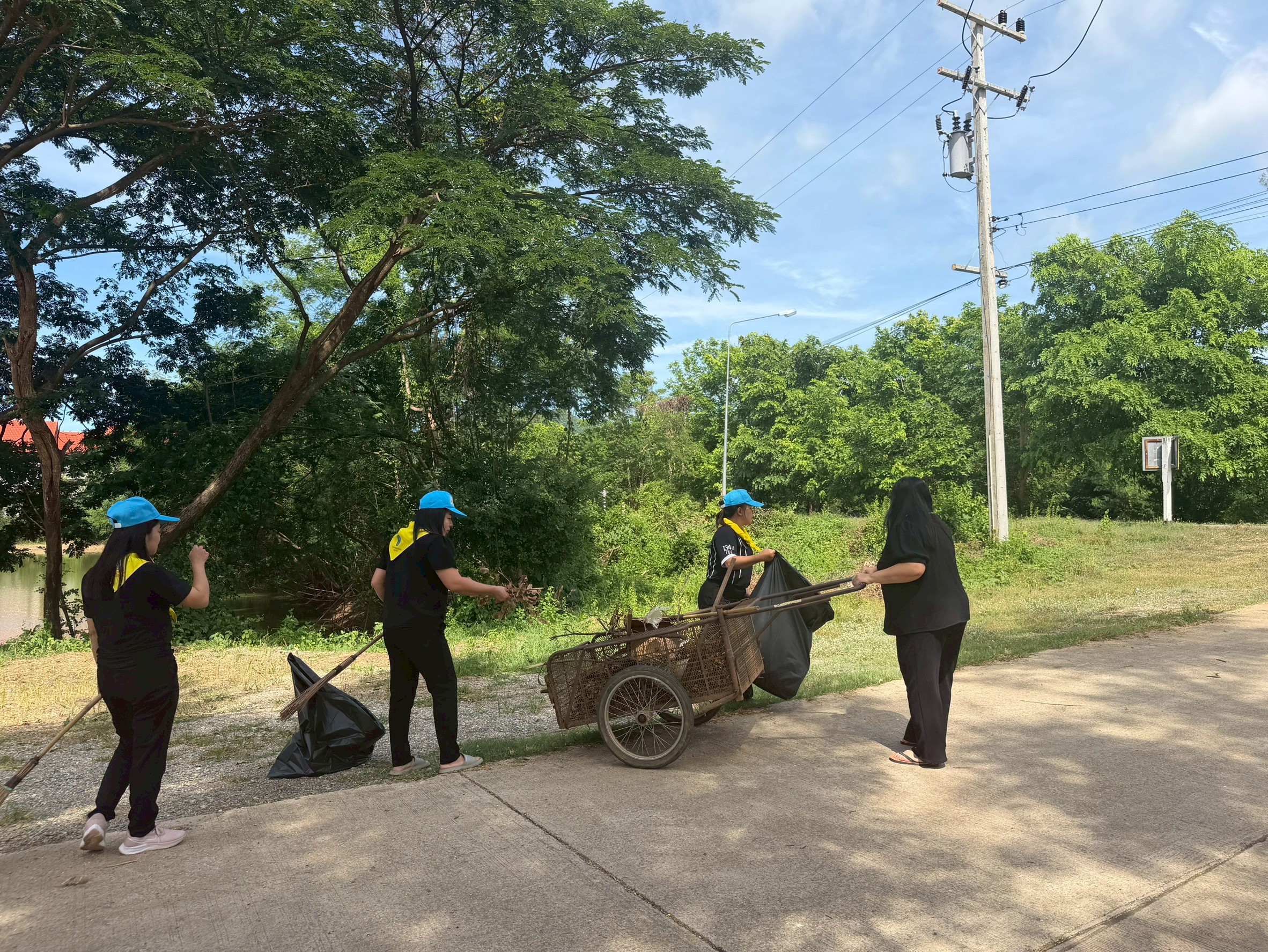 title - ส.ป.ก.แพร่ จัดกิจกรรมจิตอาสาบำเพ็ญสาธารณประโยชน์ และบำเพ็ญสาธารณกุศลเฉลิมพระเกียรติเนื่องในโอกาส พระราชพิธีมหามงคลเฉลิมพระชนมพรรษา ๔ รอบ  สมเด็จพระนางเจ้าฯ พระบรมราชินี 